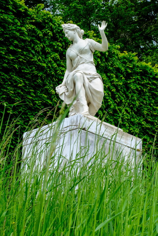 красивая женщина в королевском парке Марли-ле-Руа - Георгий А