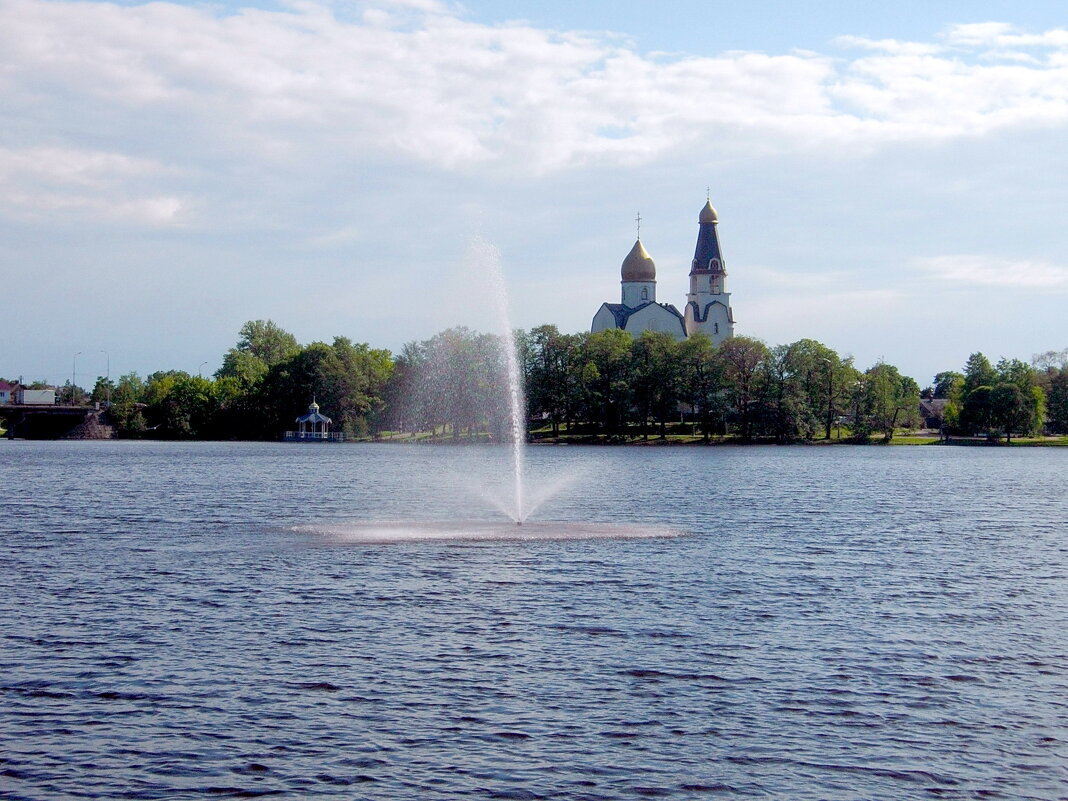 Вид на фонтан и храм Петра и Павла в Сестрорецке. - Лия ☼