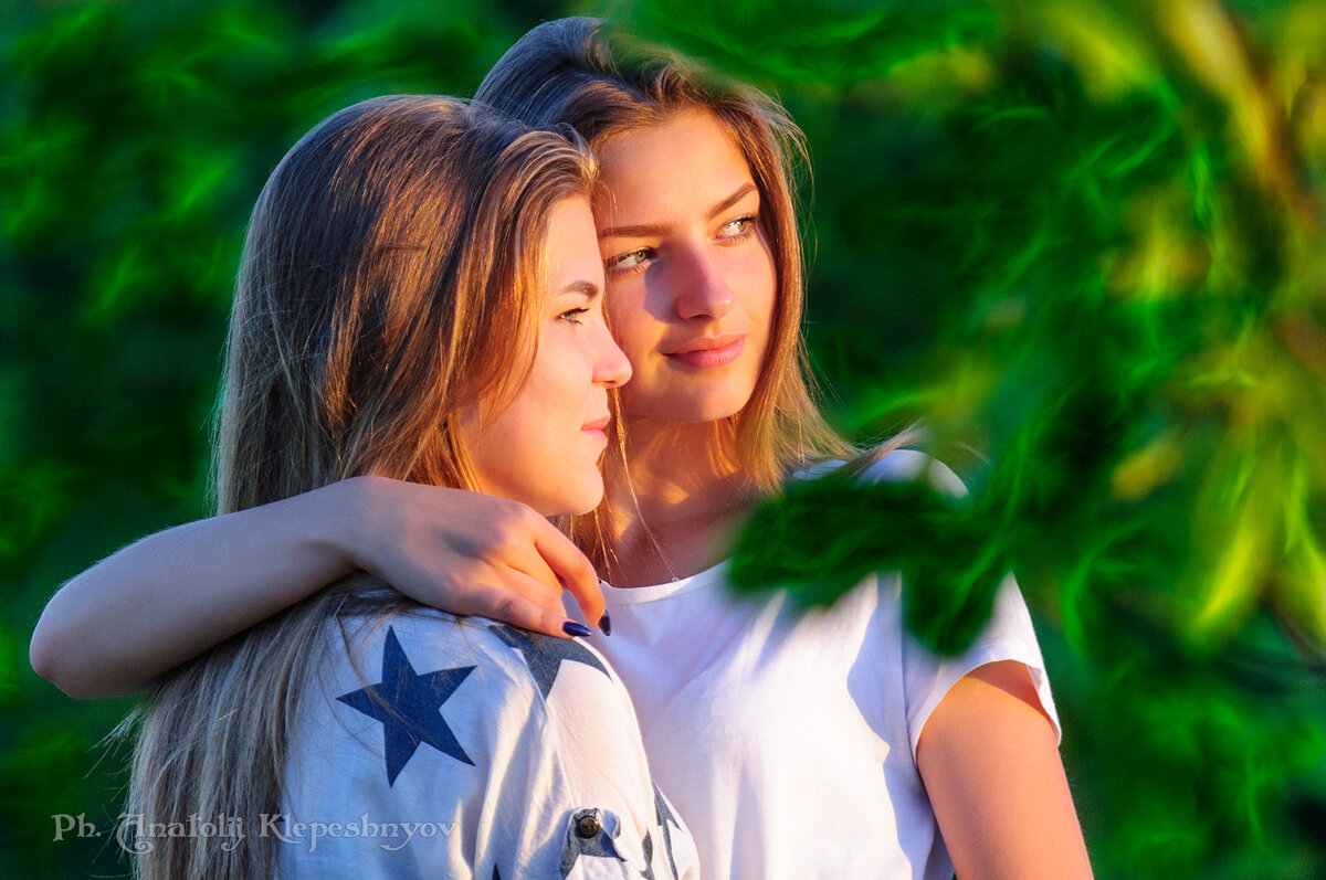 Любовались подружки закатом, в тени листьев зелёного клёна - Анатолий Клепешнёв