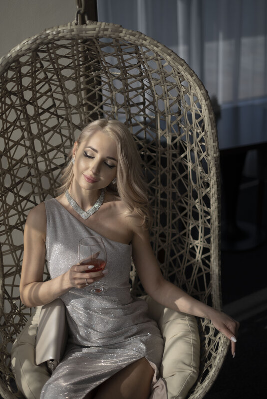 Красивая девушка сидит с бокалом - Кирилл Селезнев