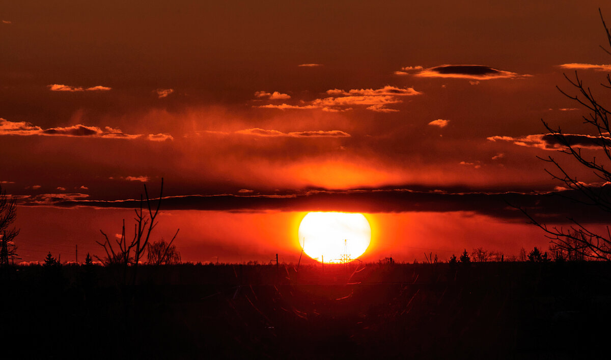 Белое солнце на закате в золотой ауре - Анатолий Клепешнёв