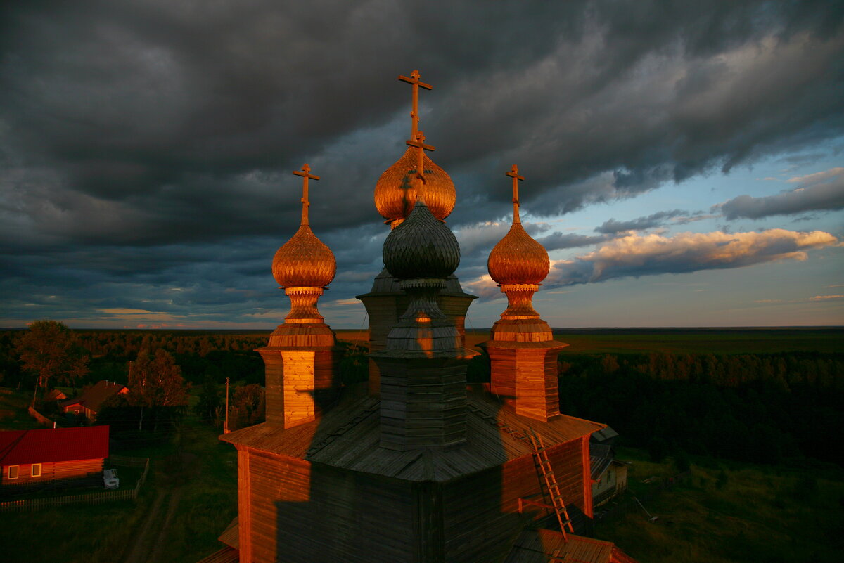 Купола Никольского храма в Ворзогорах. - Карина Бердник