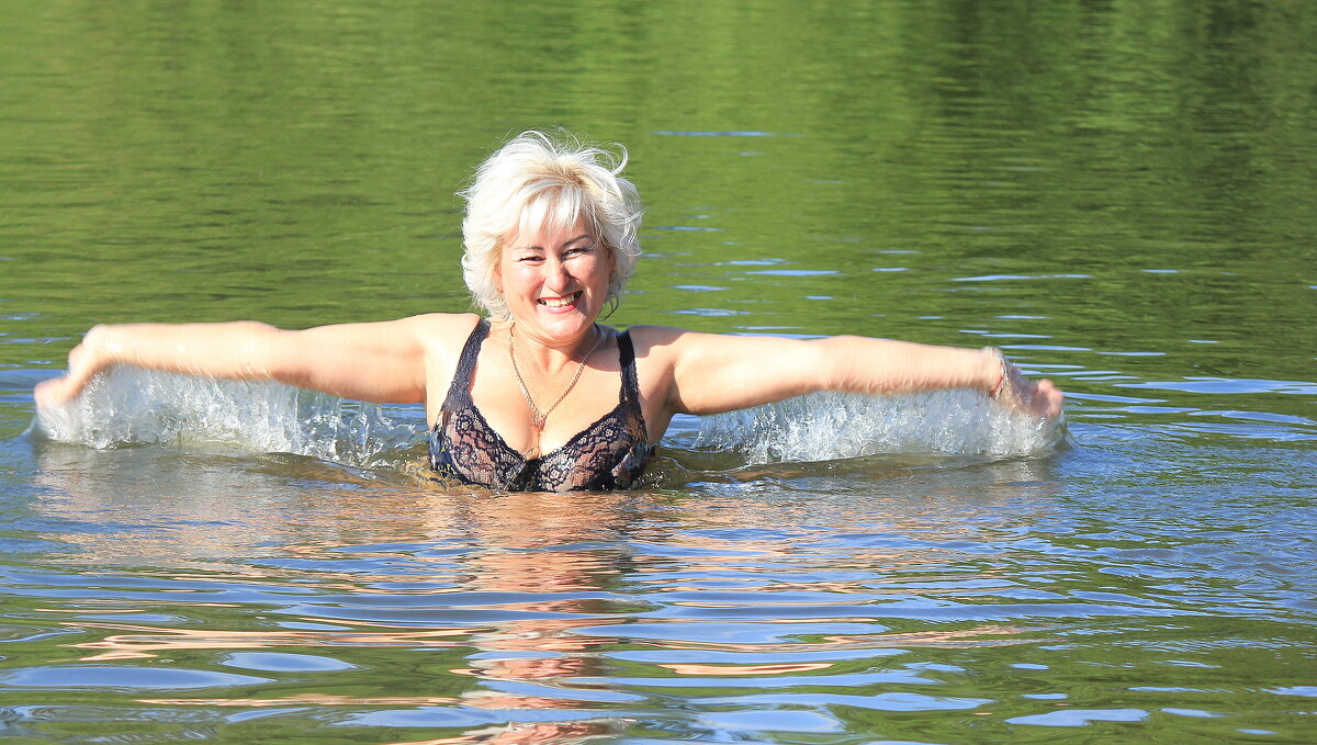 Женщина купается в реке, Солнце замирает вдалеке, Нежно положив на плечи ей Руки золотых своих лучей - Марина Валиуллина