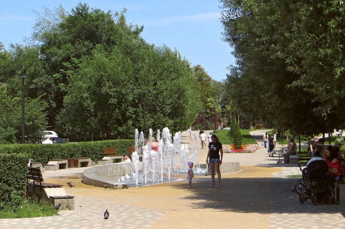Аксай. У фонтана в жаркий день июня - Татьяна Смоляниченко