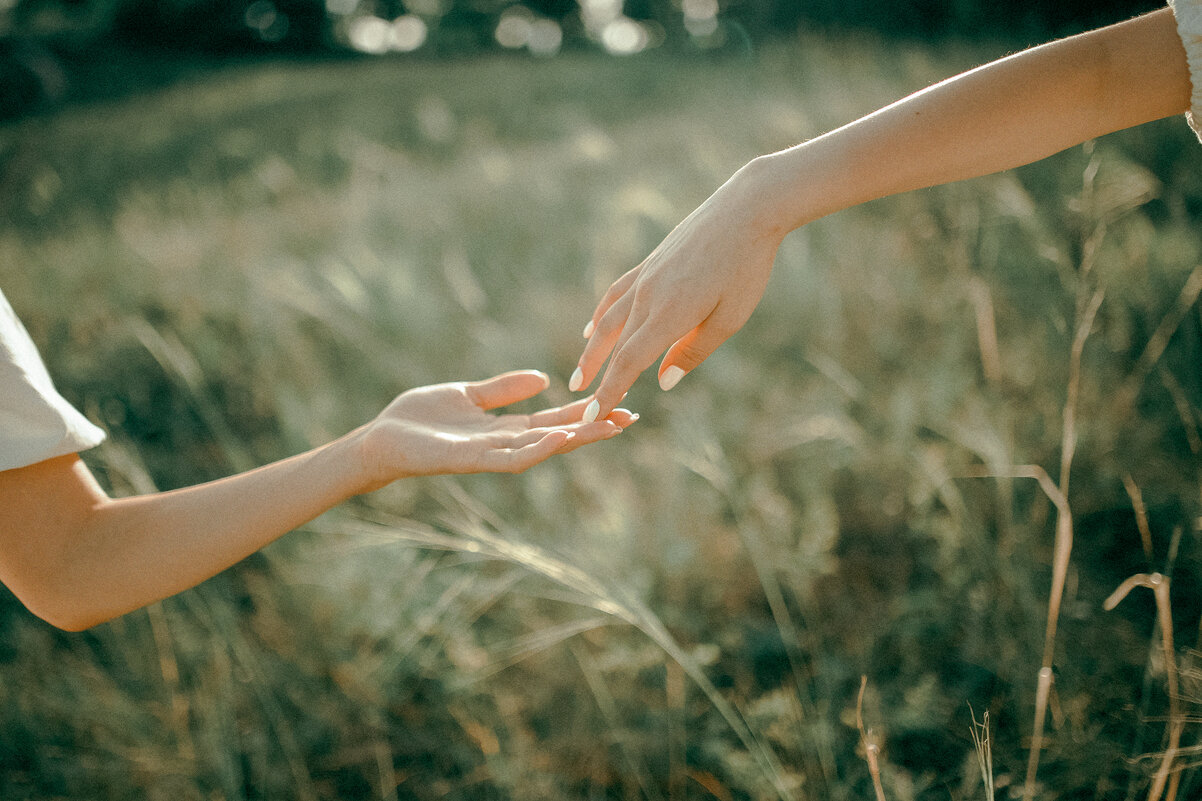 Соприкосновение пальцев под легкий летний ветер и солнечный блик - Lenar Abdrakhmanov