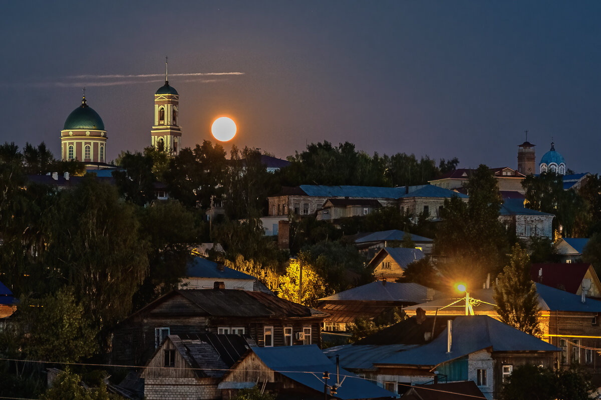 Луна над городом взошла опять... - Сергей Шатохин 