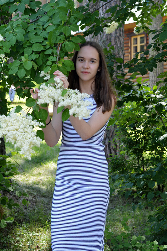 Девушка в цветущем парке - Екатерина Зернова
