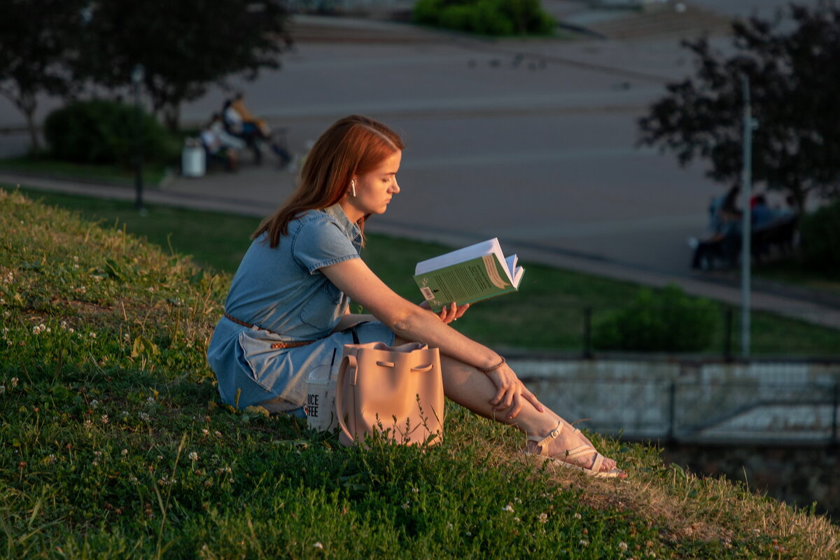 Православная девушка с книгой