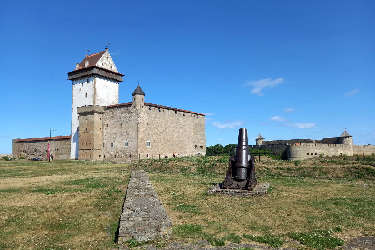 В Нарвской крепости с видом на Ивангородскую крепость - veera v