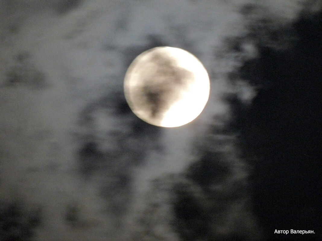 Луна и облака в вечернем небе. - Валерьян Запорожченко
