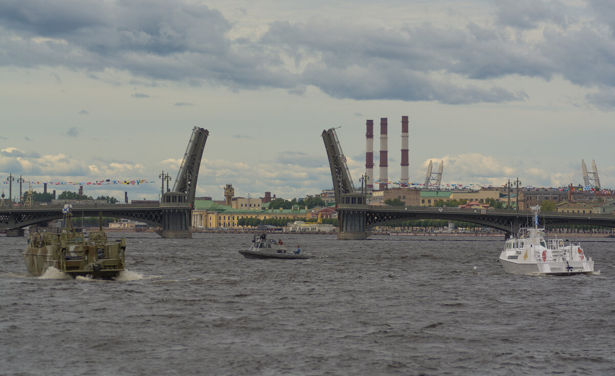 Благовещенский мост. Репетиция парада - Наталья Левина