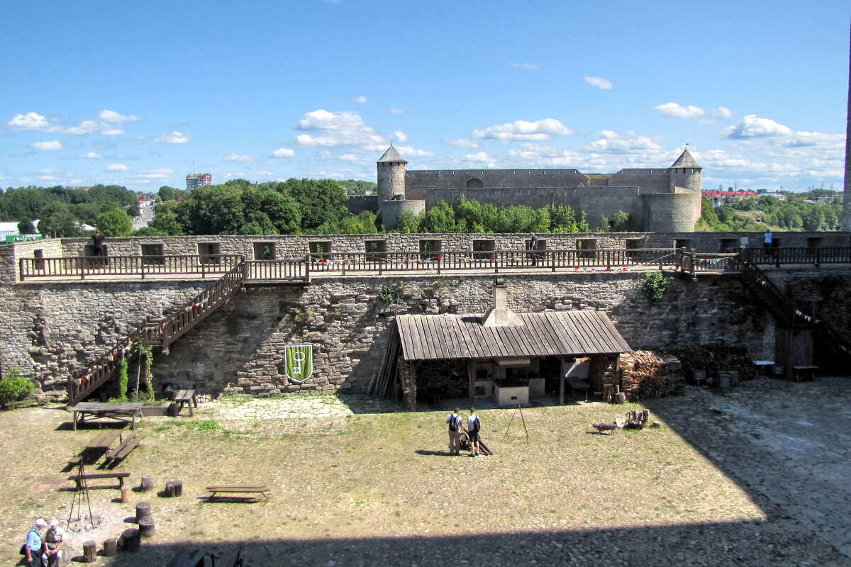 Нарвская крепость и Ивангородская крепость - veera v