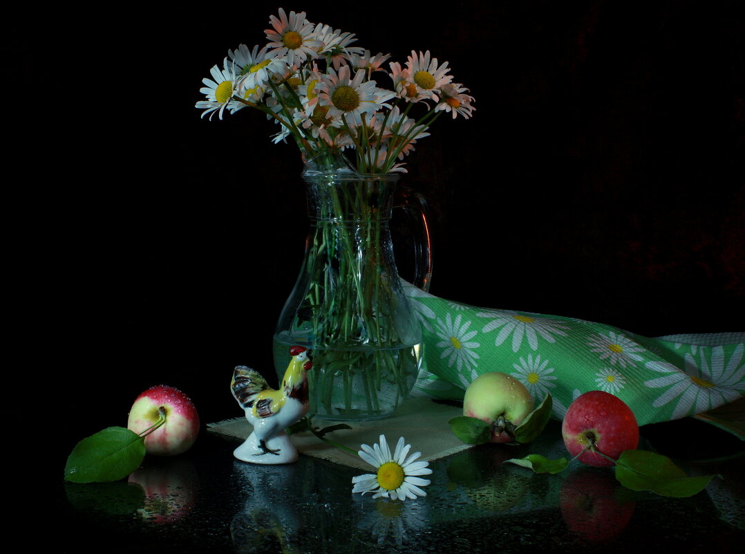 Натюрморт с яблоками и ромашками - Нэля Лысенко