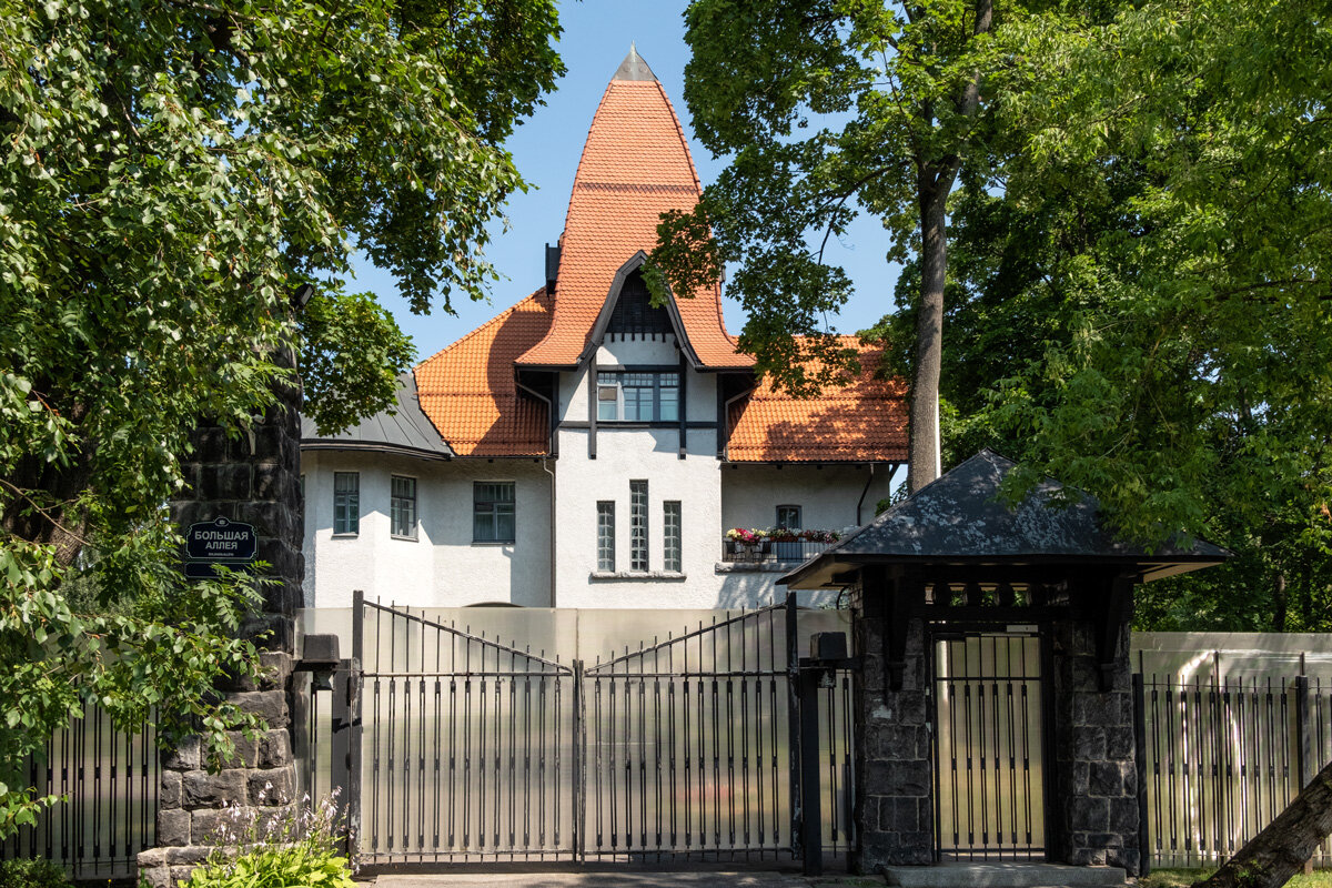 Санкт-Петербург. Достопримечательности Каменного острова. Дача Фолленвейдера. - Надежда Лаптева