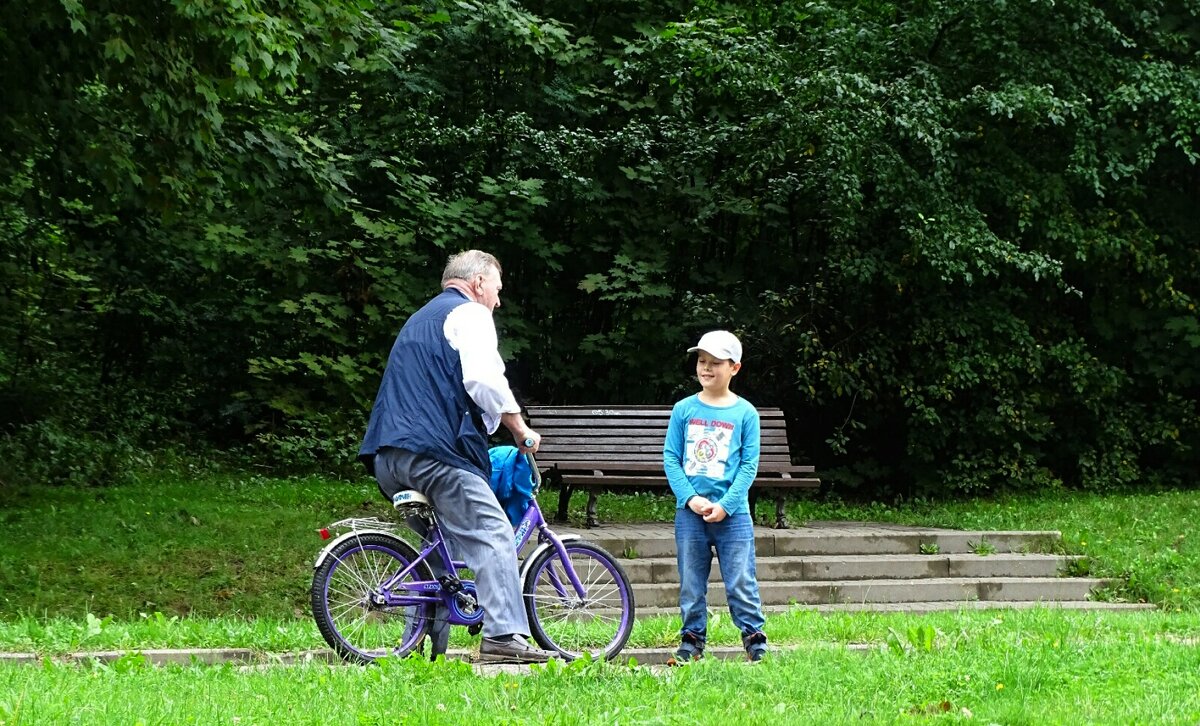 Урок езды на детском велосипеде от дедушки. - Милешкин Владимир Алексеевич 