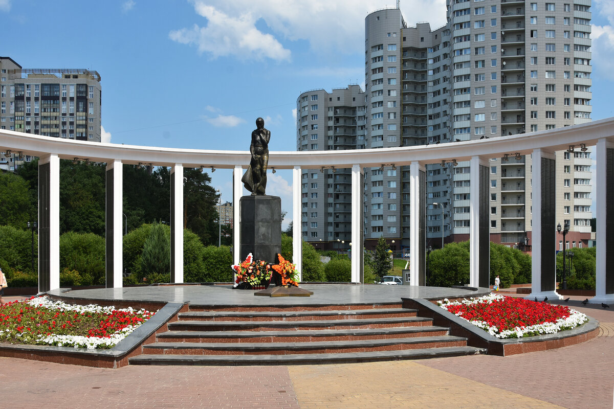 Московская область. Город Пушкино. Мемориально-парковый комплекс "Скорбящая мать". - Наташа *****