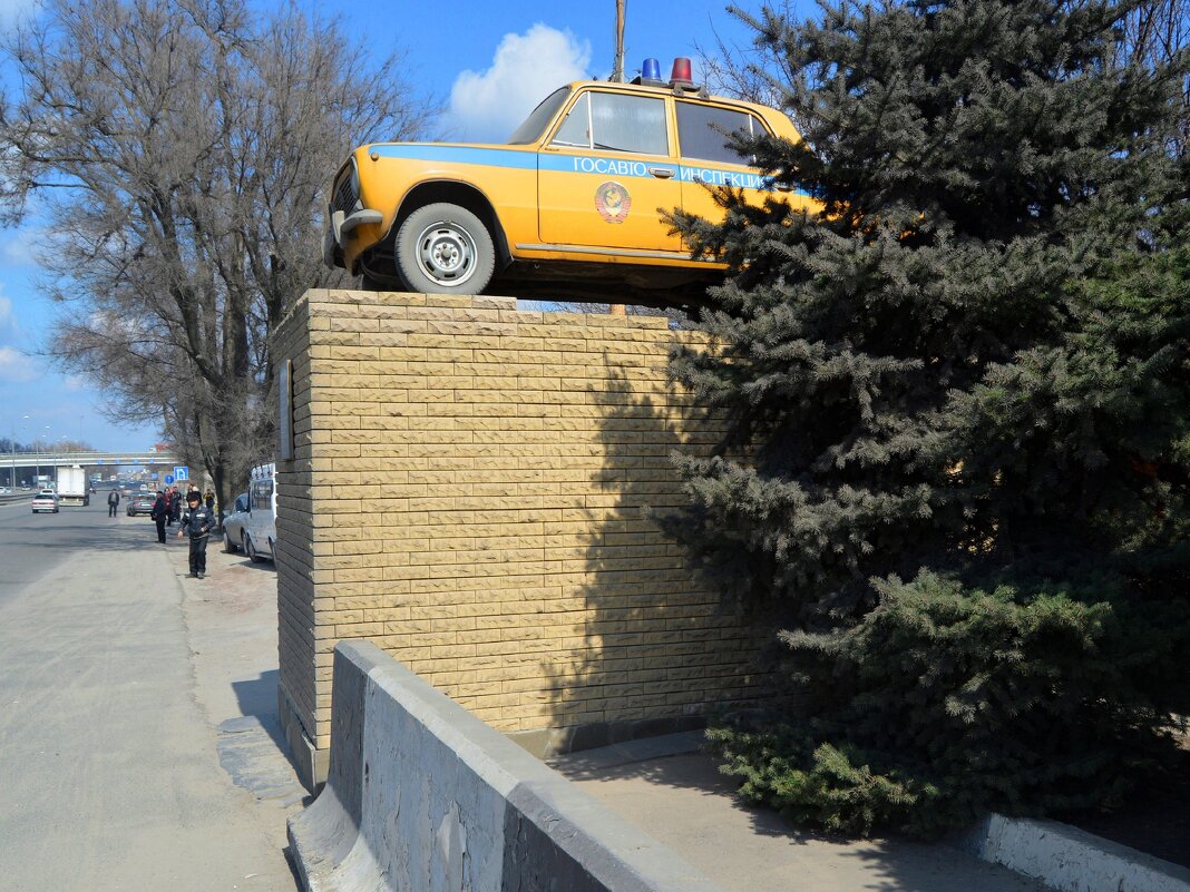 Аксай. Памятник сотрудникам автоинспекции. - Пётр Чернега