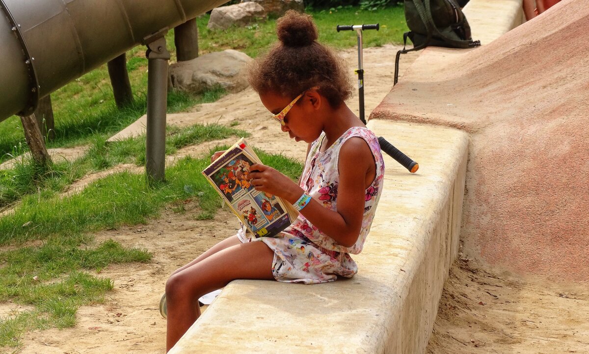 Читающий ребенок на детской площадке-редкость ! - Elena Ророva