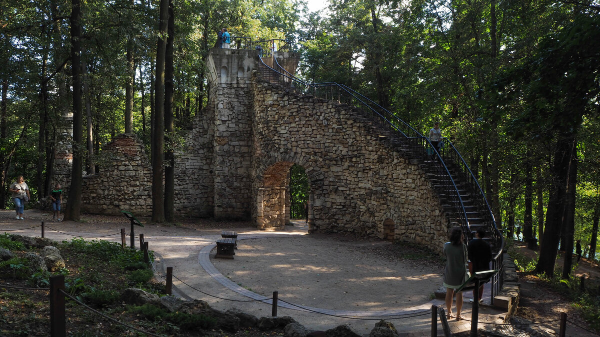 Башня-Руина в парке Царицын - Надежда К
