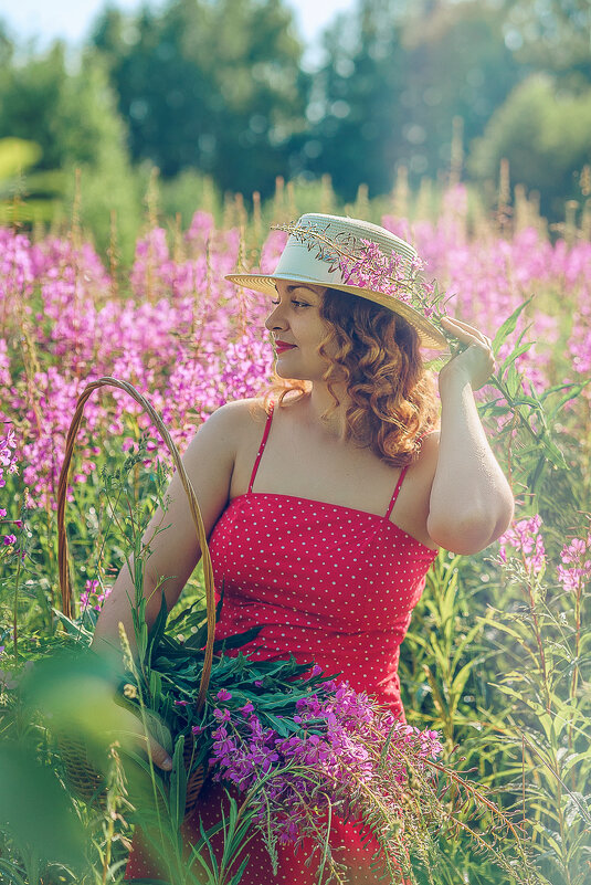 Девушка в поле иван-чая - Юлия Крапивина