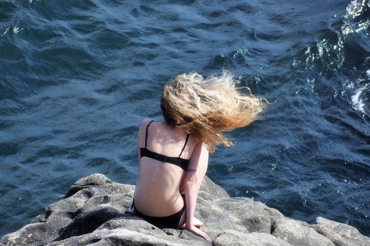 Золотистые волосы разметал тёплый морской ветер. - Татьяна Помогалова
