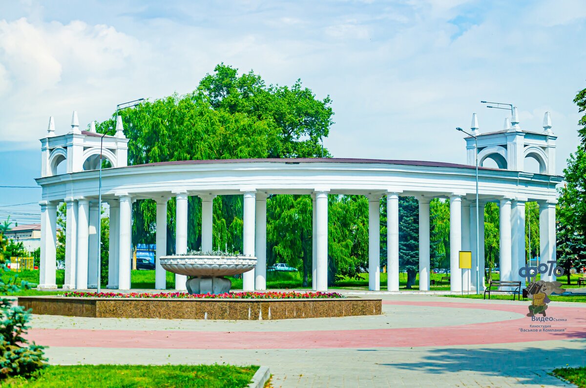 Арка-колоннада на входе в парк "Соловьиная роща". Курск - Руслан Васьков