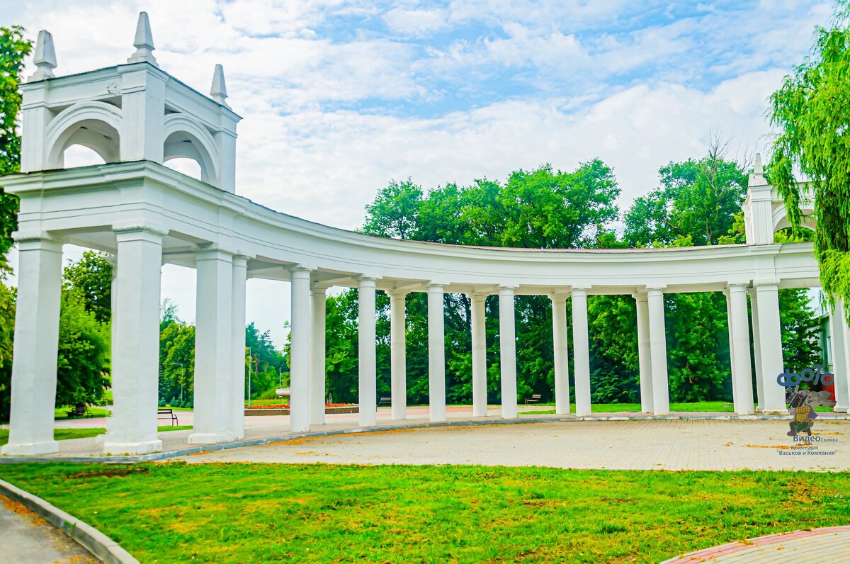 Арка-колоннада на входе в парк "Соловьиная роща". Курск - Руслан Васьков