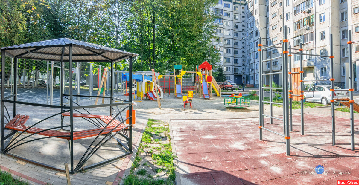 Белгород, детская и тренажёрная площадка возле дома Щорса 44 - Игорь Сарапулов