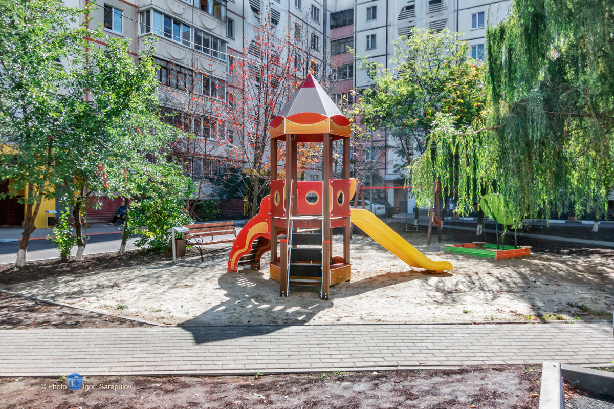 Белгород, детская игровая площадка возле дома Есена 20 - Игорь Сарапулов