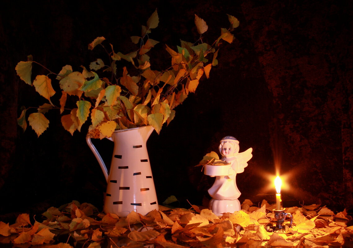 Натюрморт с осенними листьями - Нэля Лысенко
