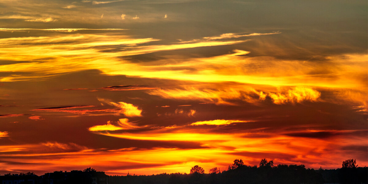 Слоистые облака в огненном окрасе закатного солнца - Анатолий Клепешнёв