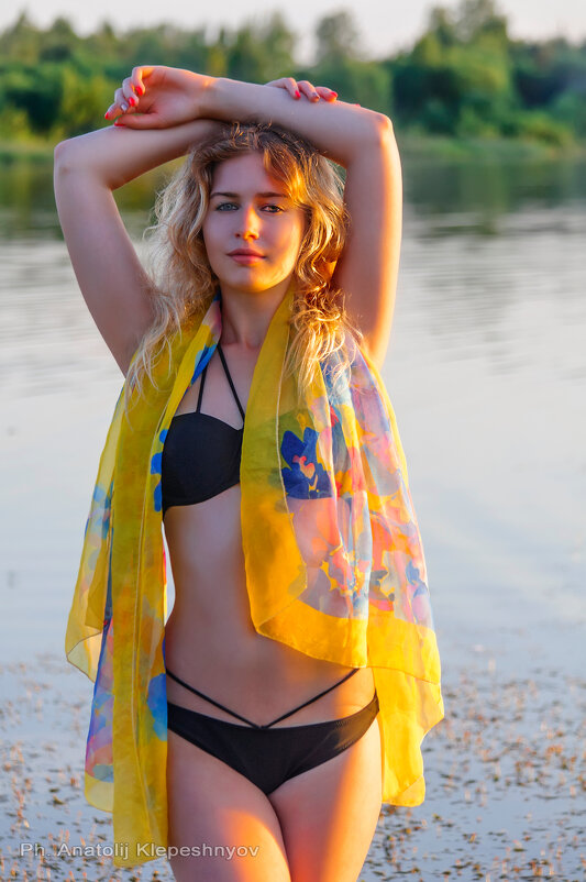 Портрет девушки на озере в закатные часы - Анатолий Клепешнёв