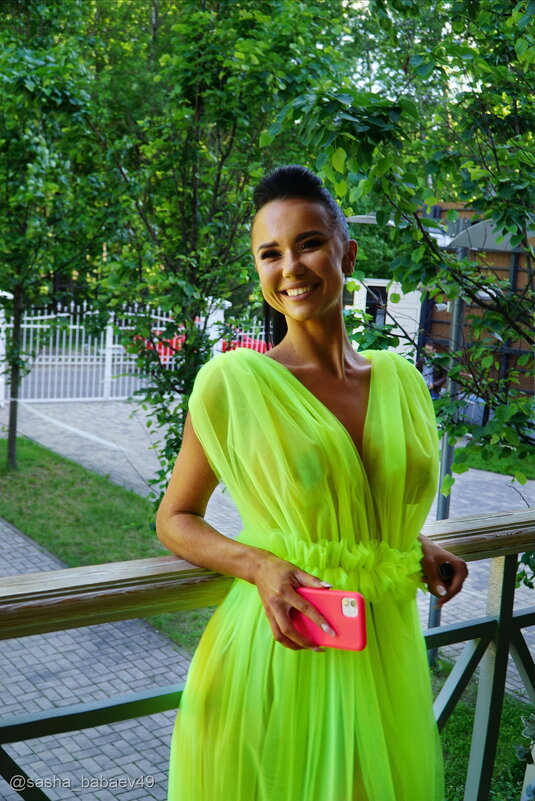 А жёлтое платье -    Красиво, как лето, - Саша Бабаев