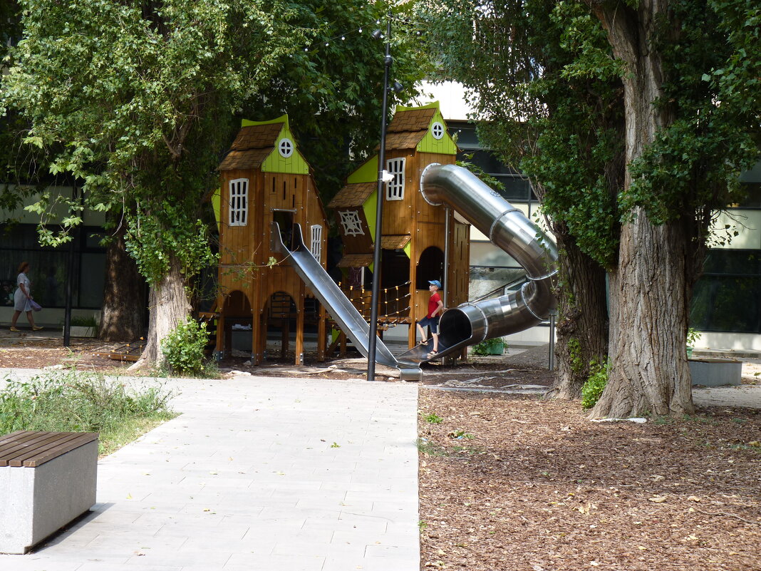 Детская  площадка в парке - Валентин Семчишин