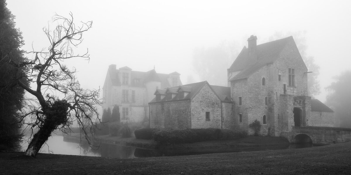 таинственность замка Понтарме в тумане - Георгий А