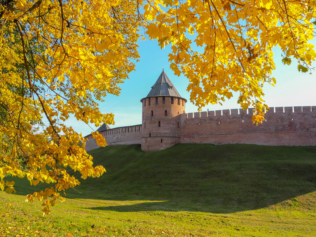 Теплый осенный день. Кремлевские стены в Великом Новгороде - Олег Фролов