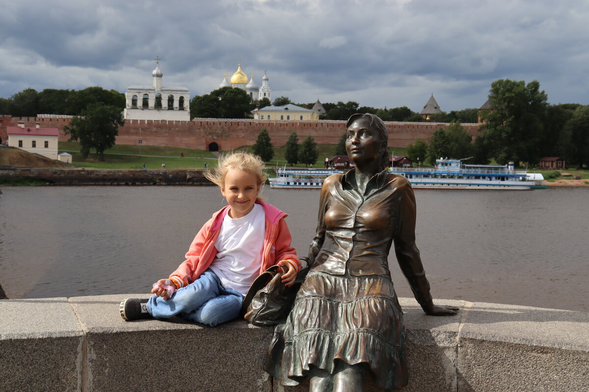 с девушкой-туристкой, Великий Новгород, Кремлевский мост - Иван Скрипкин