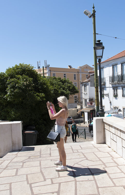 Девушка-турист в Лиссабоне - azambuja 