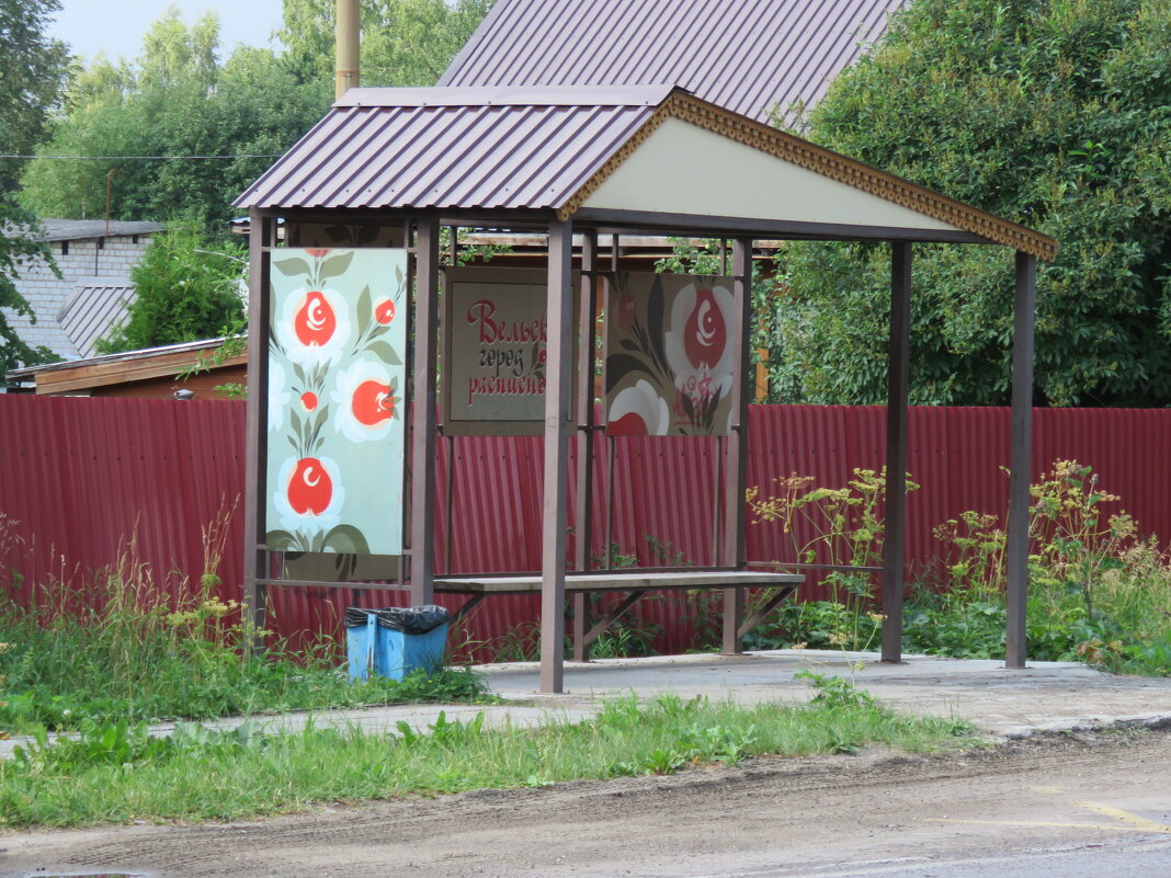 В городе продвигают тему «Вельск — город расписной». Тут расписали автобусную остановку - ИРЭН@ .