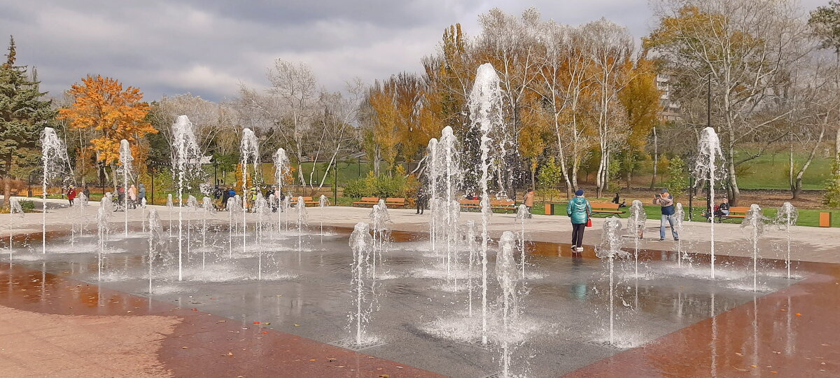 В осеннем парке у фонтана - Андрей K.