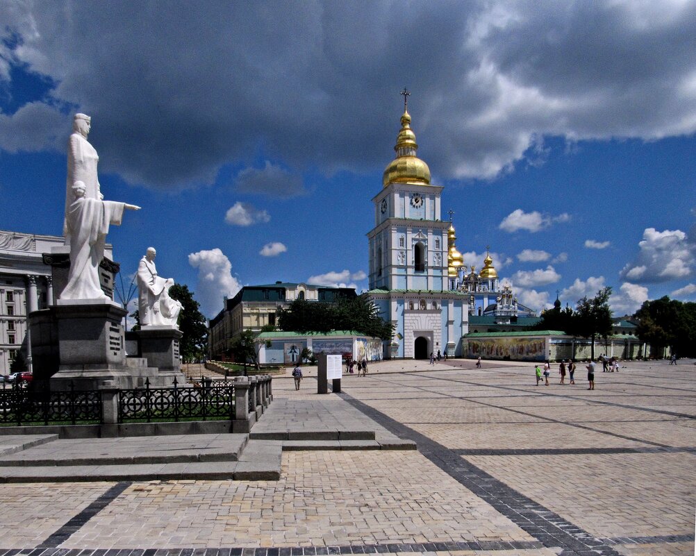 Памятник княгине Ольге у Михайловского собора - Андрей K.