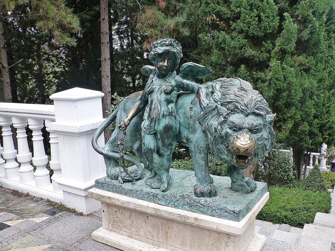 Амур и лев на лестнице Раевского в парке "Айвазовское - Лидия Бусурина