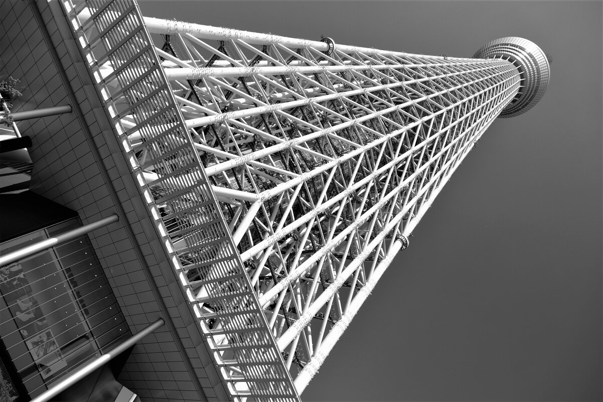Устремленная в облака ТВ башня Tokyo Skytree 634 m. Токио Япония - wea *