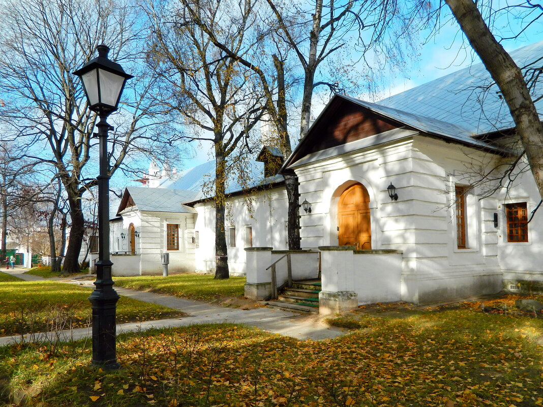 На территории Новодевичьего монастыря - Алла Захарова