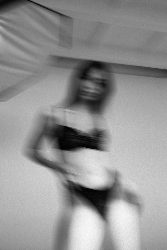 Девушка в черном нижнем белье в светлой солнечной студии - Lenar Abdrakhmanov