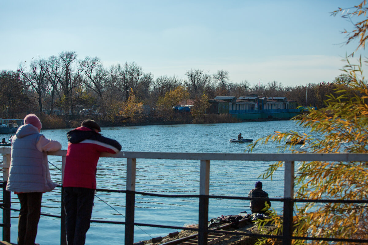 Городская рыбалка осенью, выходной - Леонид 