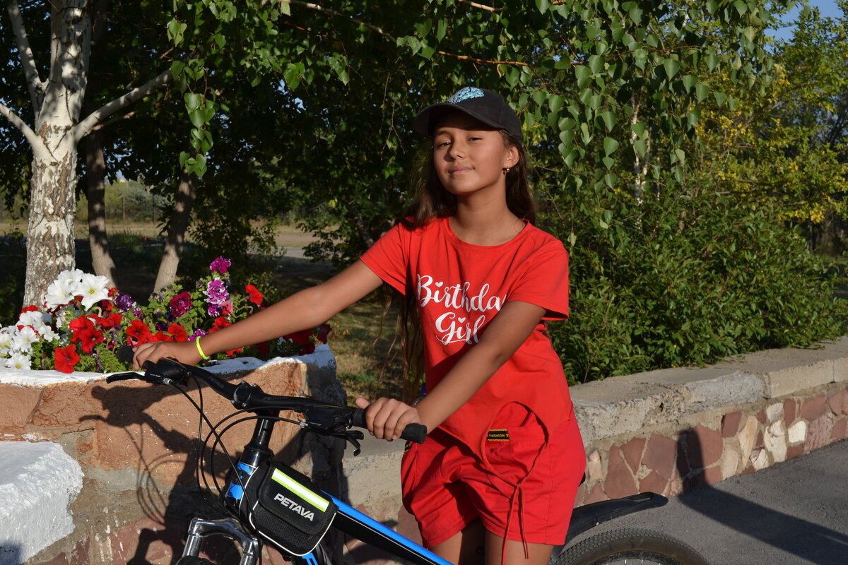 Красная велосипедистка. - Георгиевич 