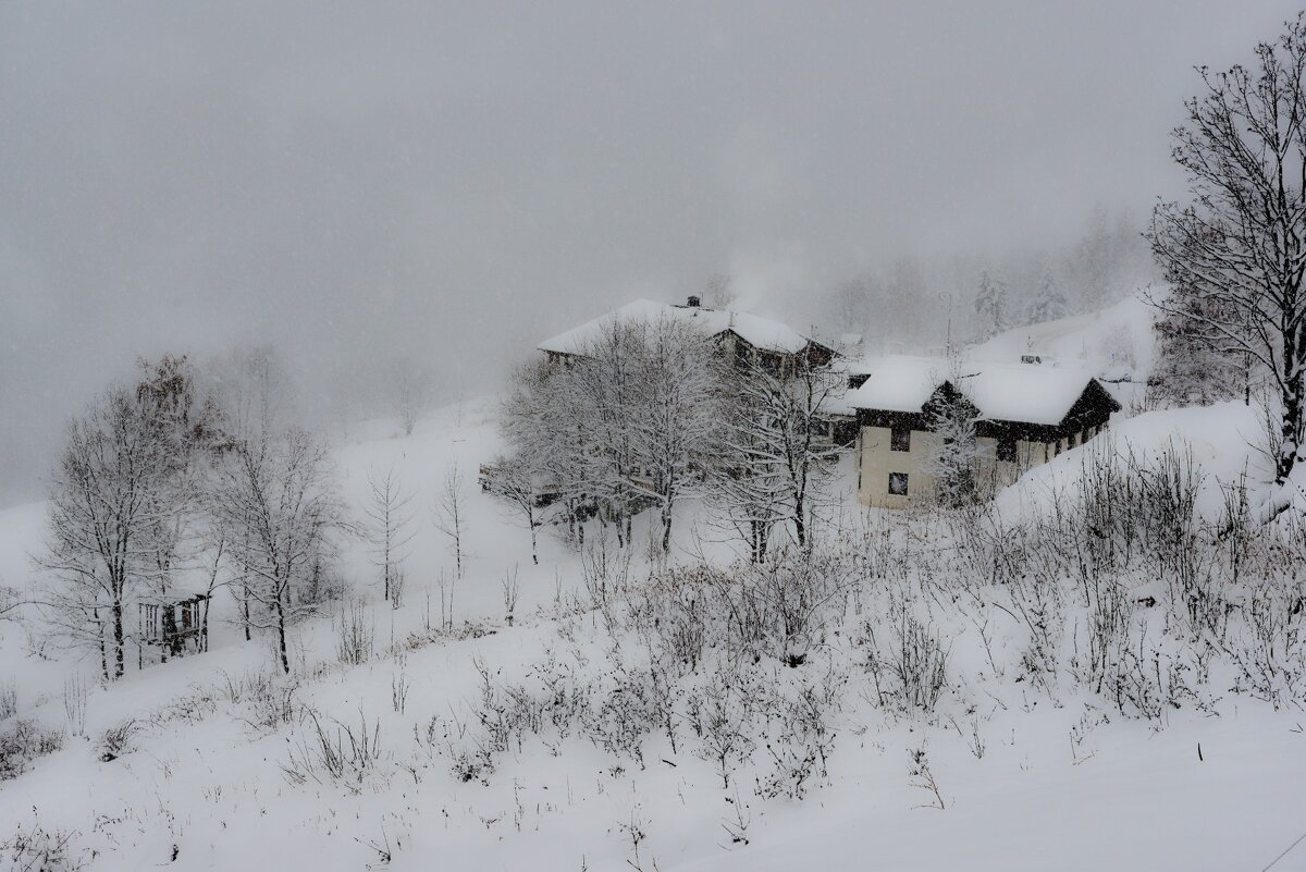 дом завален снегом - Георгий А