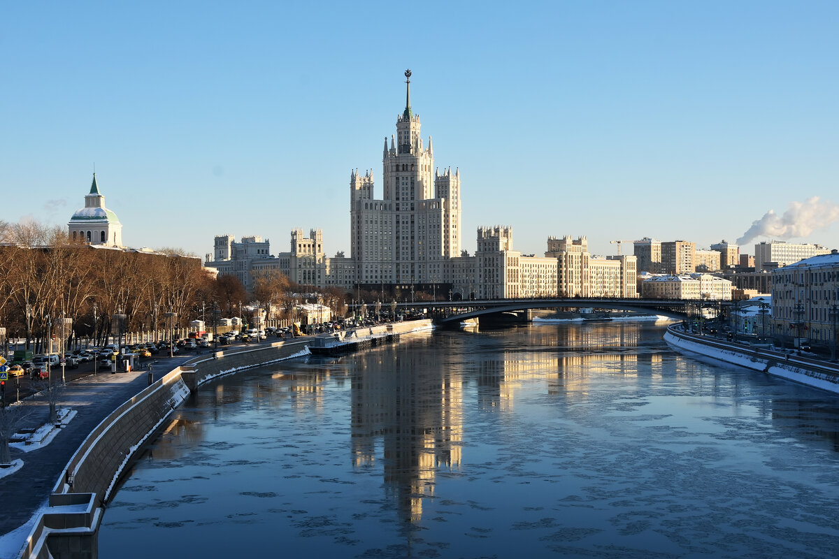 Москва. Дом на Котельнической набережной с отражением. - Наташа *****