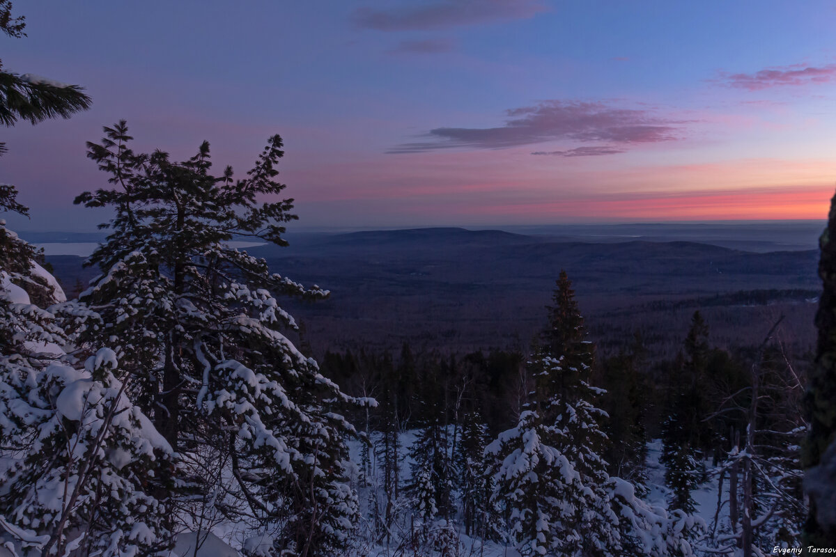 Нежный декабрьский рассвет над массивом Веселых гор - Евгений Тарасов 